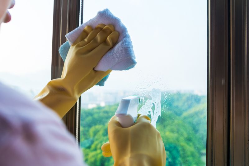 Sử dụng dung dịch rửa kính và khăn mềm để làm sạch bề mặt kính thường xuyên.