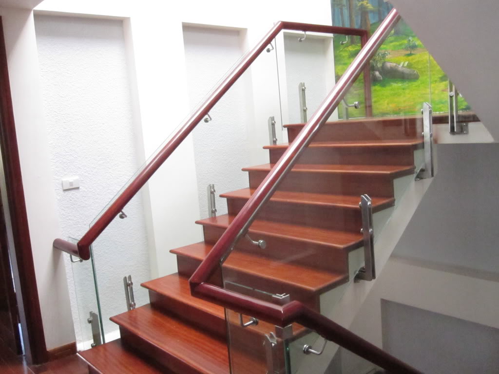 Cầu thang gỗ kính cường lực tạo nét sang trọng cho ngôi nhà hiện đại