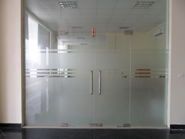 mẫu cửa kính thủy lực văn phòng