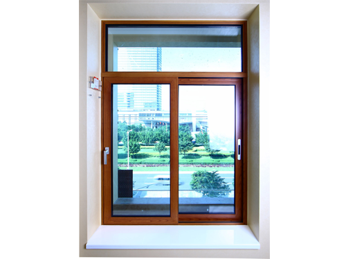 Năm 2024, việc sử dụng cửa sổ nhôm kính vân gỗ đã trở thành xu hướng phổ biến trong thiết kế nội thất cho căn hộ chung cư, biệt thự hay nhà phố. Cửa sổ này không chỉ có tính thẩm mỹ cao, mà còn giúp cải thiện độ cách âm và tính bền vững cho không gian sống của bạn.