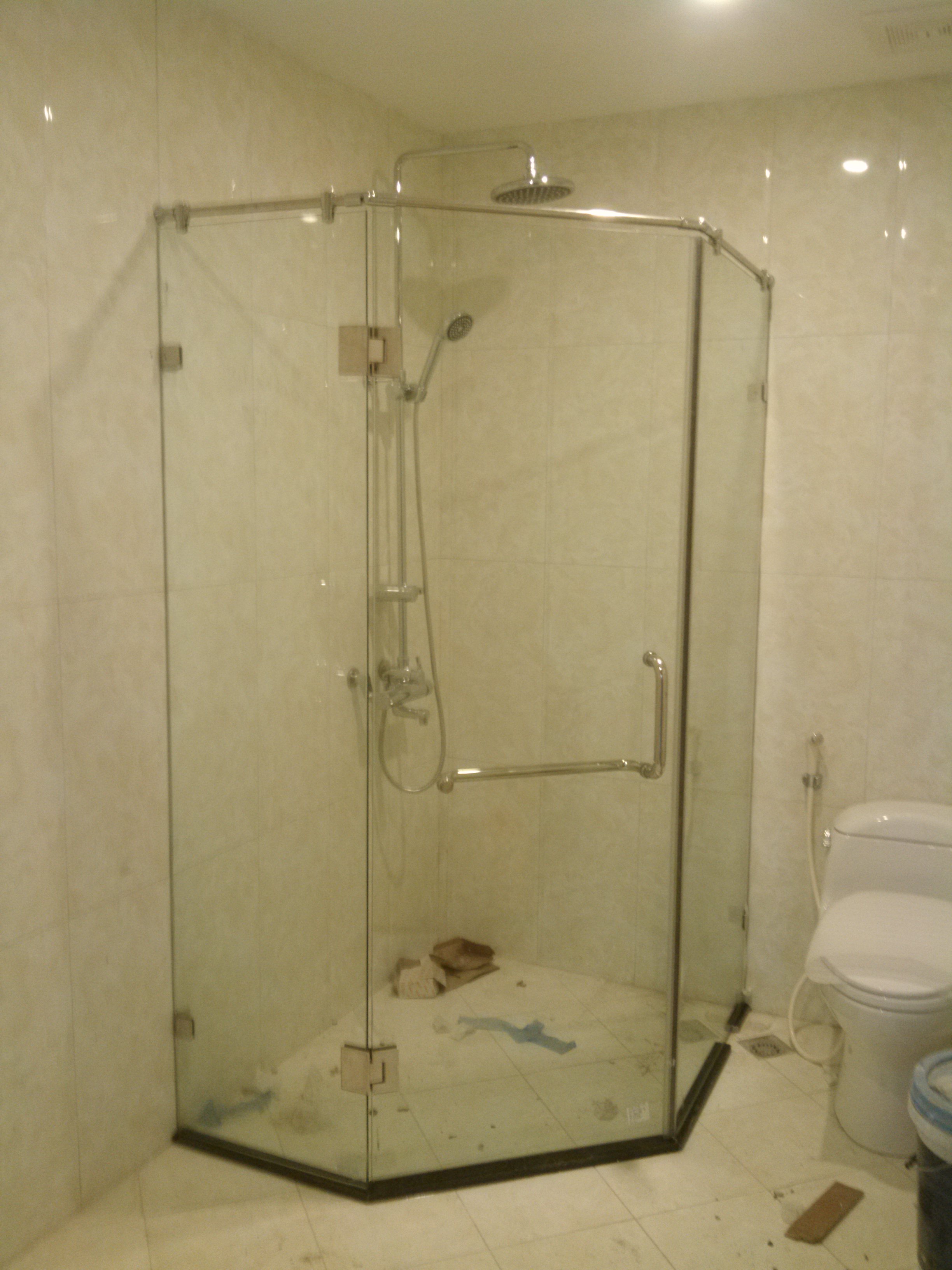 Vách kính phòng tắm Việt Phong 2024: Sự kết hợp hoàn hảo giữa công nghệ và thiết kế đã giúp sản phẩm Vách kính phòng tắm Việt Phong 2024 trở thành điểm nhấn của các sản phẩm phòng tắm trên thị trường. Giúp tăng độ tiện nghi, sự an toàn và đẳng cấp cho không gian phòng tắm của bạn.