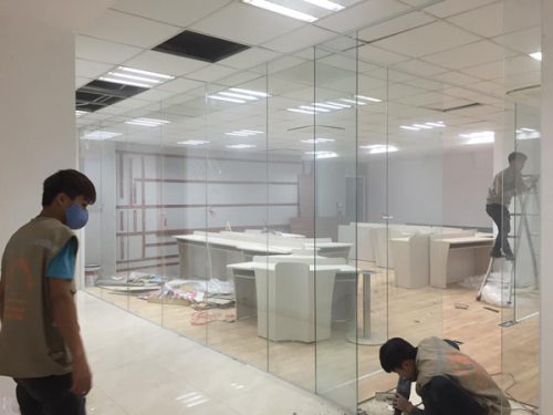 Thi công và lắp đặt vách kính văn phòng tại Hà Nội