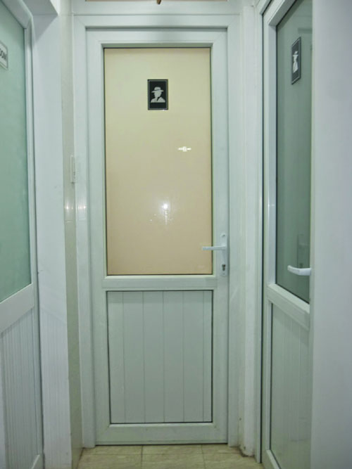 Với cửa nhôm chất lượng, bạn sẽ có thêm sự an tâm cho ngôi nhà của mình. Hãy cùng xem hình ảnh về cửa nhôm trong phòng vệ sinh để hiểu hơn về sự tiện lợi của chúng.