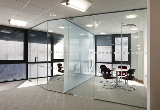 Mẫu vách kính văn phòng với thiết kế uốn cong hiện đại, thu hút