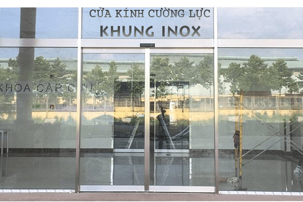 Cửa kính cường lực là sự lựa chọn tối ưu trong nhiều công trình xây dựng.